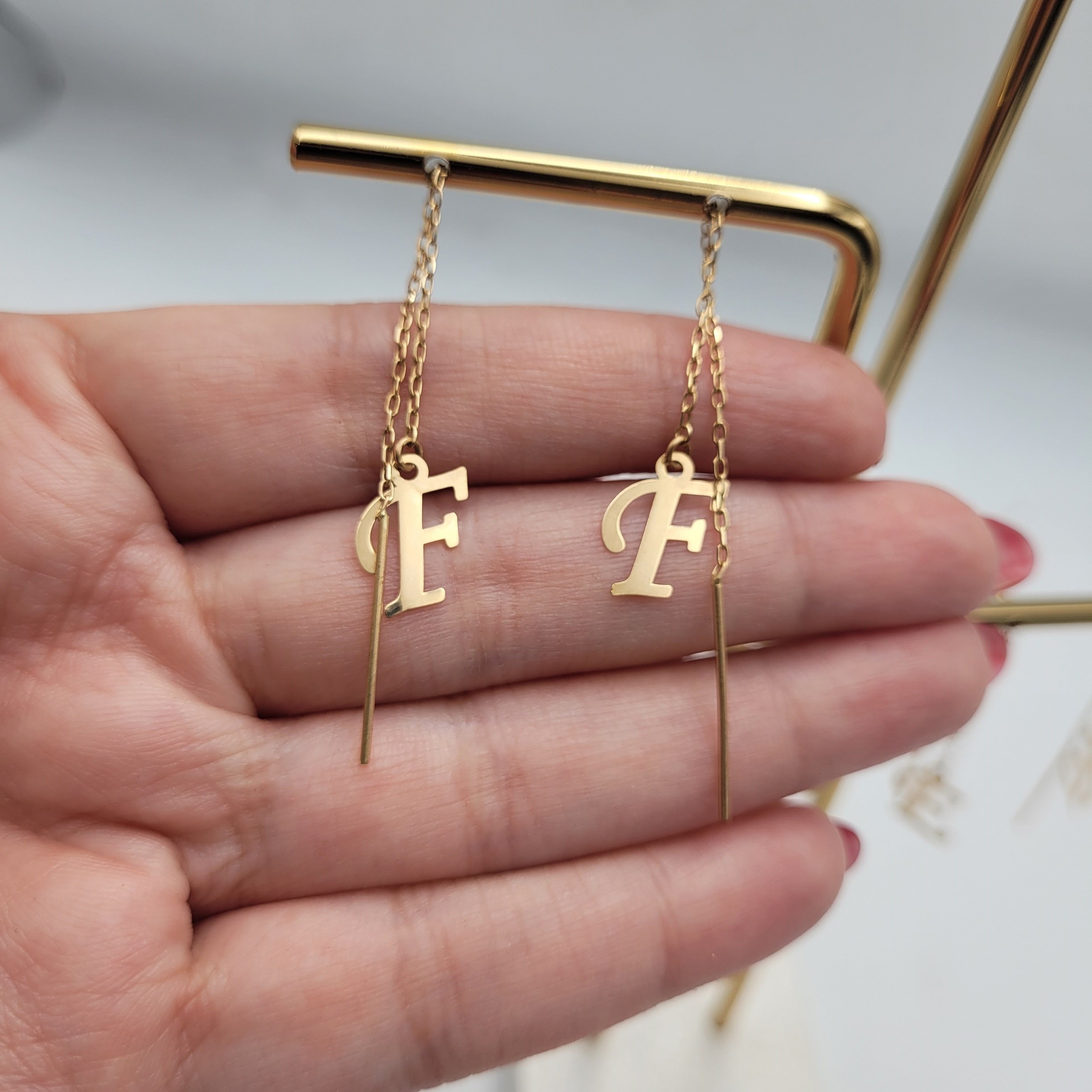 گوشواره بخیه‌ای طلا 18 عیار زنانه نیکان گلد مدل حرف F — تصویر 2 از 3