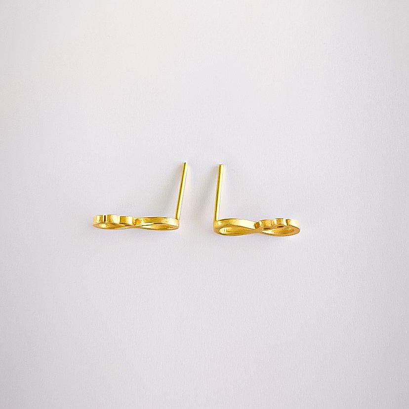 گوشواره طلا 18 عیار زنانه مدل میخی بینهایت — تصویر 2 از 5