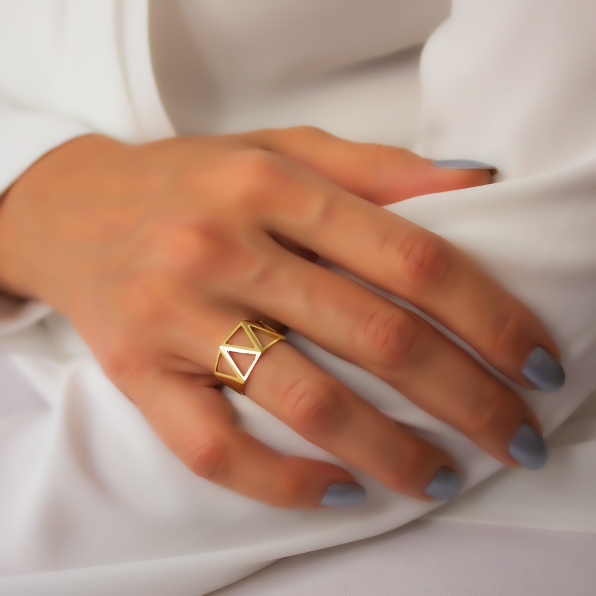 انگشتر طلا 18 عیار زنانه طرح مثلث A0033 — تصویر 2 از 6