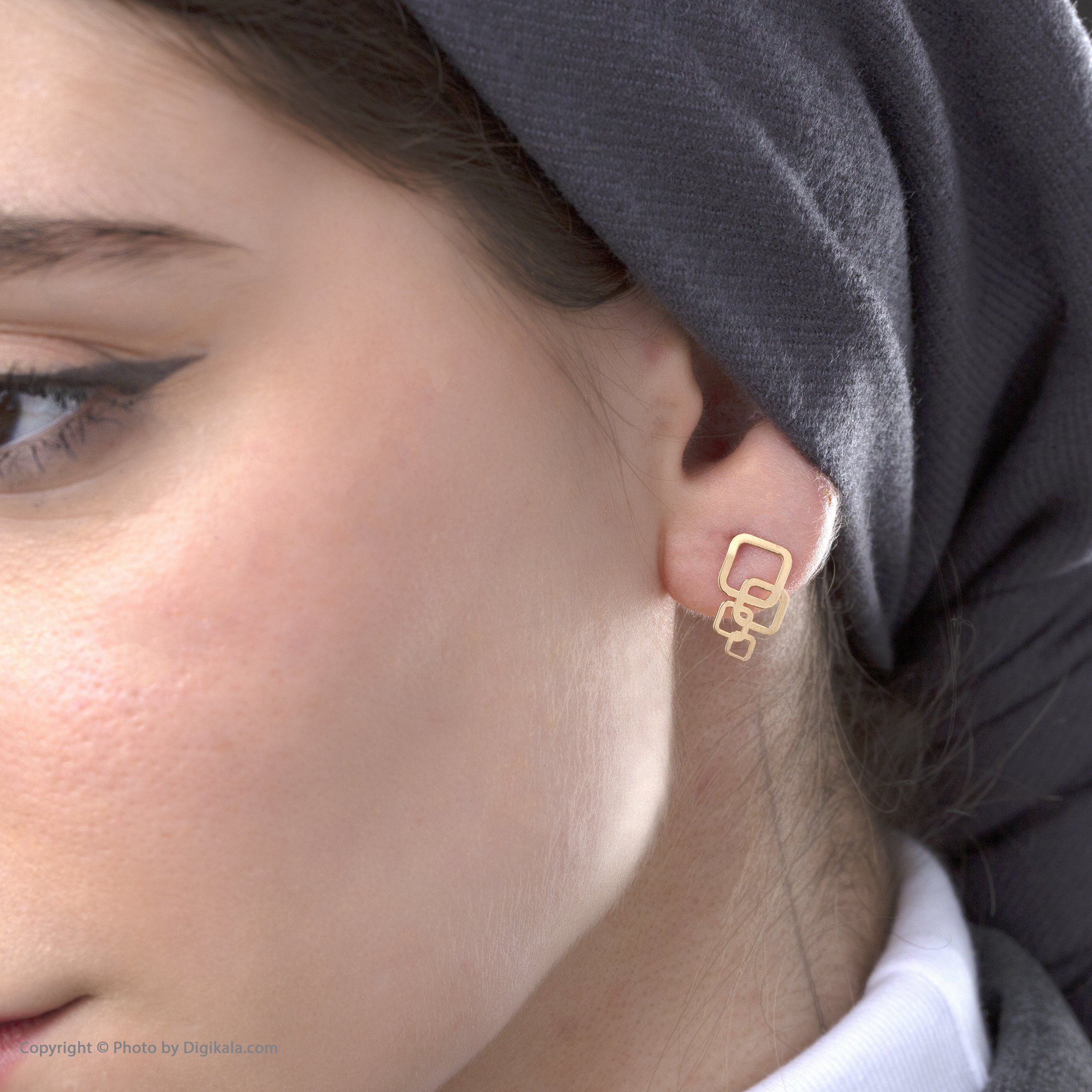 گوشواره میخی طلا 18 عیار زنانه نیکان گلد مدل مربعی — تصویر 3 از 4