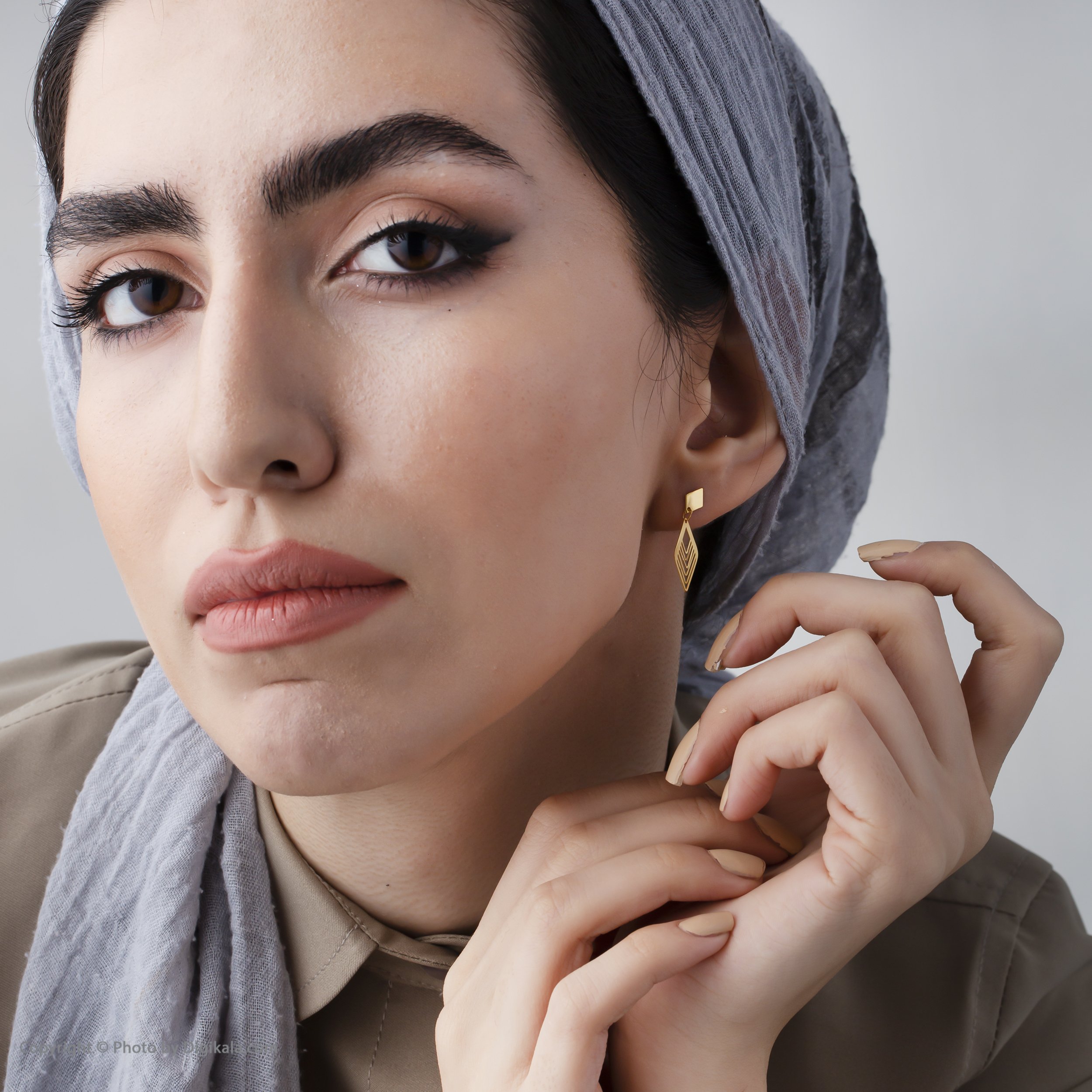 گوشواره میخی طلا 18 عیار زنانه نیکان گلد مدل لوزی — تصویر 4 از 5