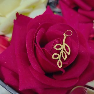 آویز گردنبند طلا 18 عیار زنانه مدل شاخه و برگ — تصویر 3 از 3