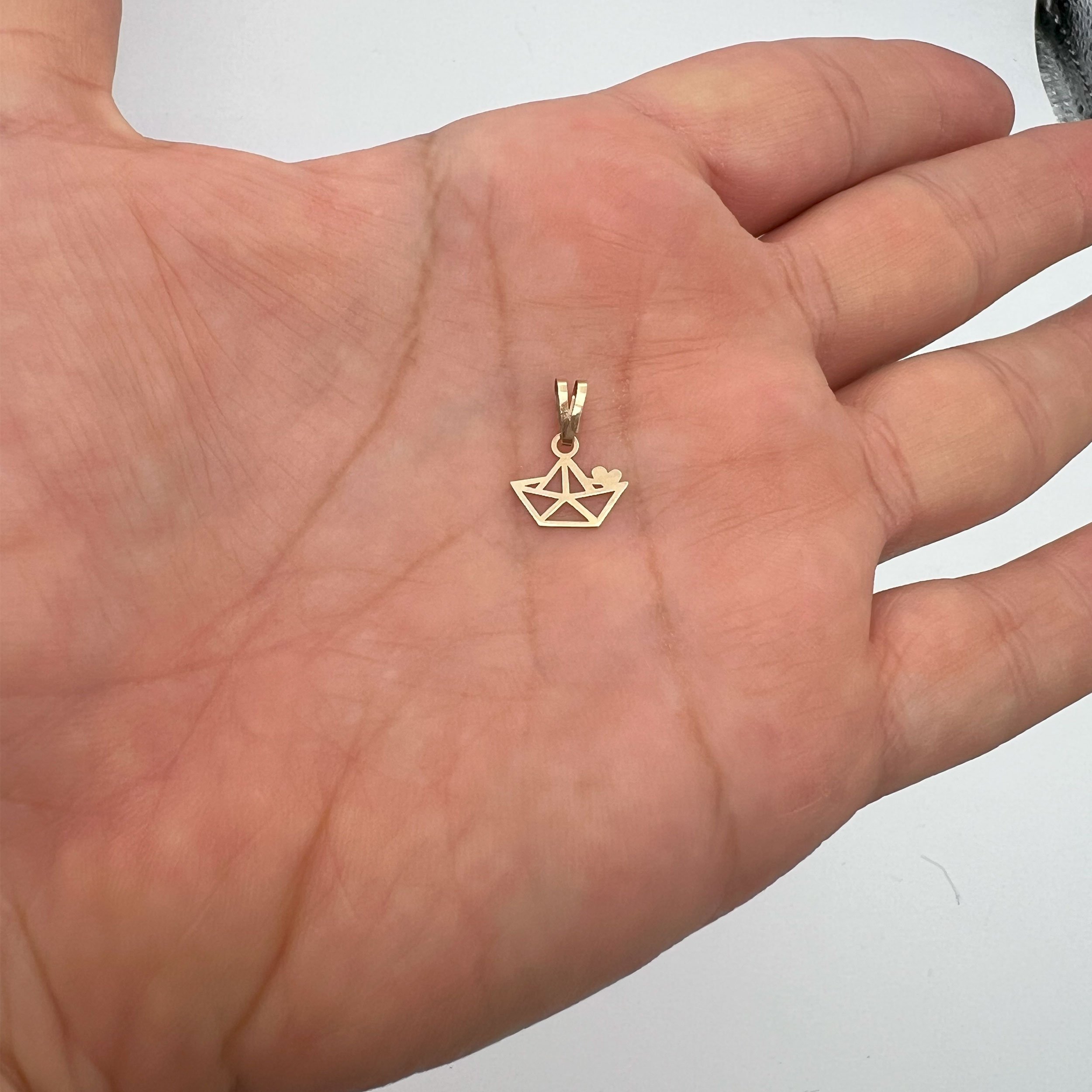 آویز گردنبند طلا 18 عیار بچگانه نیکان گلد طرح قایق کاغذی — تصویر 2 از 5