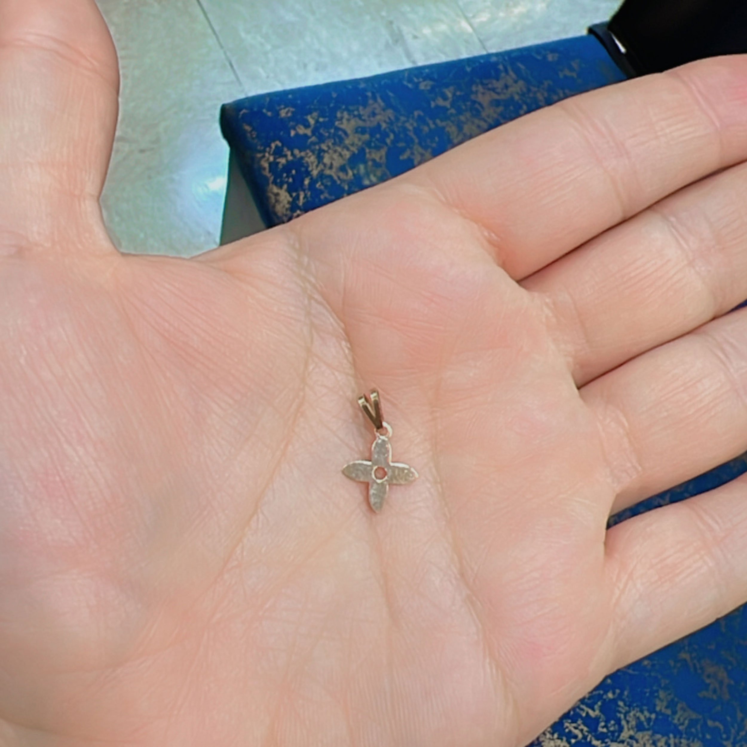 آویز گردنبند طلا 18 عیار زنانه نیکان گلد طرح چهارپر — تصویر 3 از 5